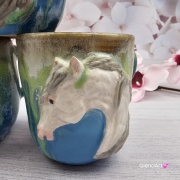 Duży kubek KOŃ ceramiczny z siwym KONIEM na zewnątrz ręcznie toczony i malowany kubek biały koń niebieski kubek z koniem