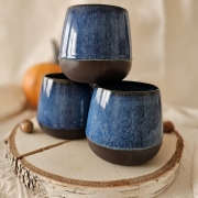 Kubek ceramiczny z uchem Beczułka ręcznie robiony niebieski 300 ml - BORÓWKA rękodzieło kolor ciemno - niebieski