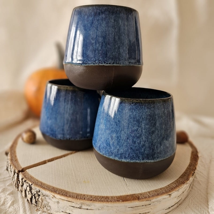 Kubek ceramiczny z uchem Beczułka ręcznie robiony niebieski 300 ml - BORÓWKA rękodzieło kolor ciemno - niebieski