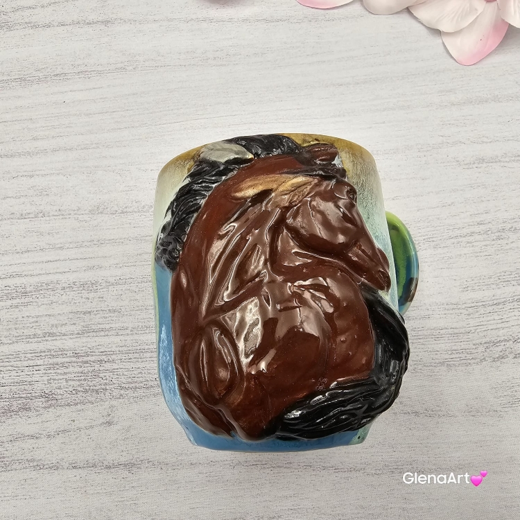 Duży kubek KOŃ ceramiczny z płaskorzeźbą gniadego KONIA na zewnątrz ręcznie toczony i malowany kubek brązowy koń niebieski kubek z koniem