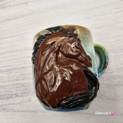Duży kubek KOŃ ceramiczny z płaskorzeźbą gniadego KONIA na zewnątrz ręcznie toczony i malowany kubek brązowy koń niebieski kubek z koniem