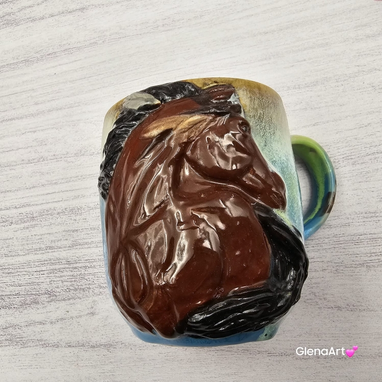 Duży kubek KOŃ ceramiczny z płaskorzeźbą gniadego KONIA na zewnątrz ręcznie toczony i malowany kubek brązowy koń niebieski kubek z koniem