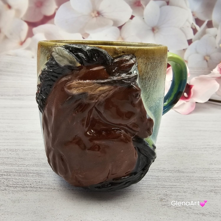 Duży kubek KOŃ ceramiczny z płaskorzeźbą gniadego KONIA na zewnątrz ręcznie toczony i malowany kubek brązowy koń niebieski kubek z koniem