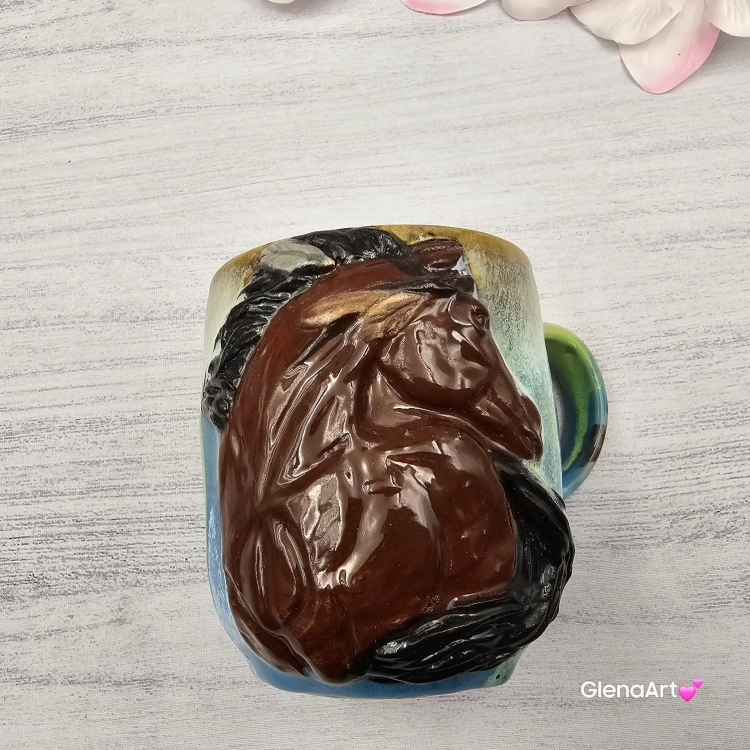 Duży kubek KOŃ ceramiczny z płaskorzeźbą gniadego KONIA na zewnątrz ręcznie toczony i malowany kubek brązowy koń niebieski kubek z koniem