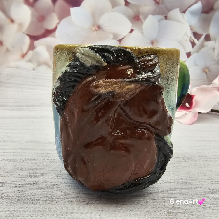 Duży kubek KOŃ ceramiczny z płaskorzeźbą gniadego KONIA na zewnątrz ręcznie toczony i malowany kubek brązowy koń niebieski kubek z koniem