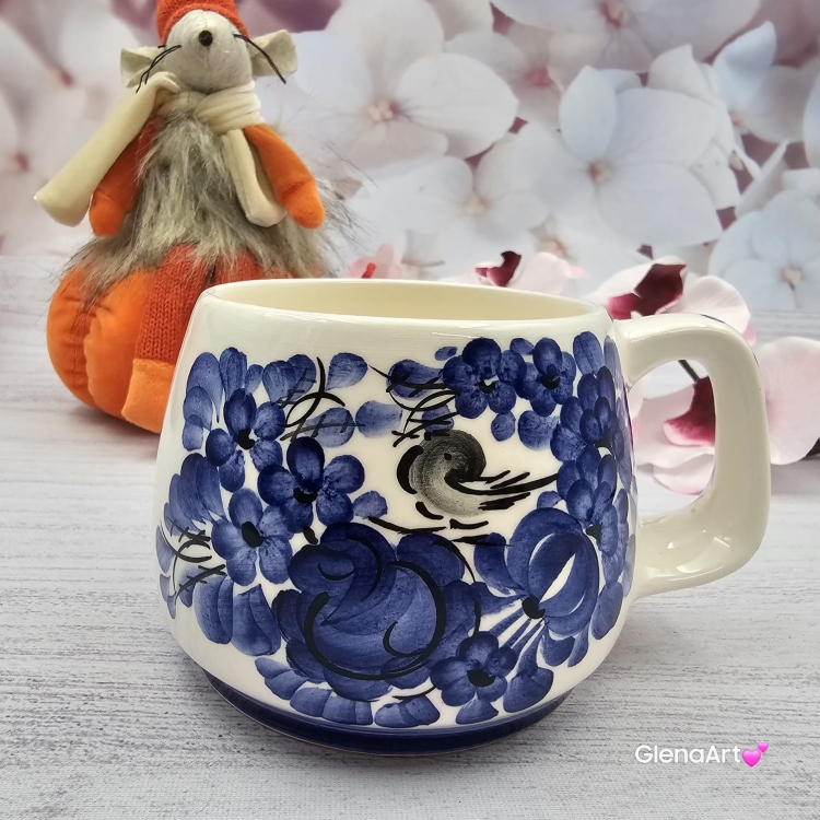 Kubek ceramiczny niebieski Mariusz kobaltowy Fajans Włocławek 330 ml z ptaszkiem metoda stempelka kubek z motywem kwiatowym niebieskim kubek w kwiaty