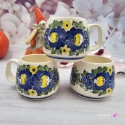 Kubek ceramiczny bratki Mariusz Fajans Włocławek 330 ml metoda stempelka kubek z motywem kwiatowym niebieskim kubek w bratki