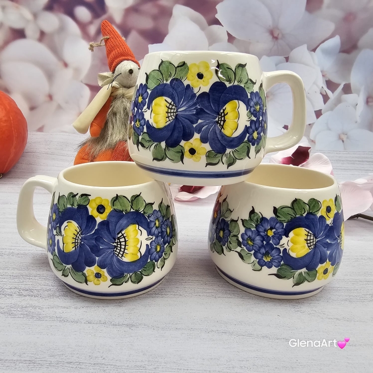 Kubek ceramiczny bratki Mariusz Fajans Włocławek 330 ml metoda stempelka kubek z motywem kwiatowym niebieskim kubek w bratki