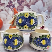 Kubek ceramiczny bratki Mariusz Fajans Włocławek 330 ml metoda stempelka kubek z motywem kwiatowym niebieskim kubek w bratki