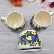 Kubek ceramiczny bratki Mariusz Fajans Włocławek 330 ml metoda stempelka kubek z motywem kwiatowym niebieskim kubek w bratki