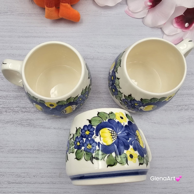Kubek ceramiczny bratki Mariusz Fajans Włocławek 330 ml metoda stempelka kubek z motywem kwiatowym niebieskim kubek w bratki