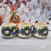 Kubek ceramiczny bratki Mariusz Fajans Włocławek 330 ml metoda stempelka kubek z motywem kwiatowym niebieskim kubek w bratki