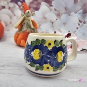 Kubek ceramiczny bratki Mariusz Fajans Włocławek 330 ml metoda stempelka kubek z motywem kwiatowym niebieskim kubek w bratki