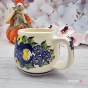 Kubek ceramiczny bratki Mariusz Fajans Włocławek 330 ml metoda stempelka kubek z motywem kwiatowym niebieskim kubek w bratki