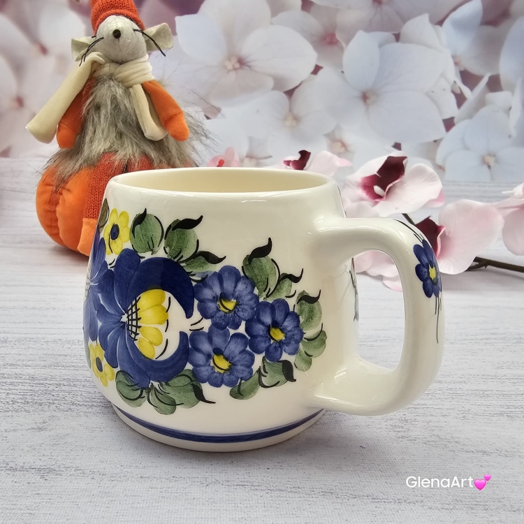 Kubek ceramiczny bratki Mariusz Fajans Włocławek 330 ml metoda stempelka kubek z motywem kwiatowym niebieskim kubek w bratki