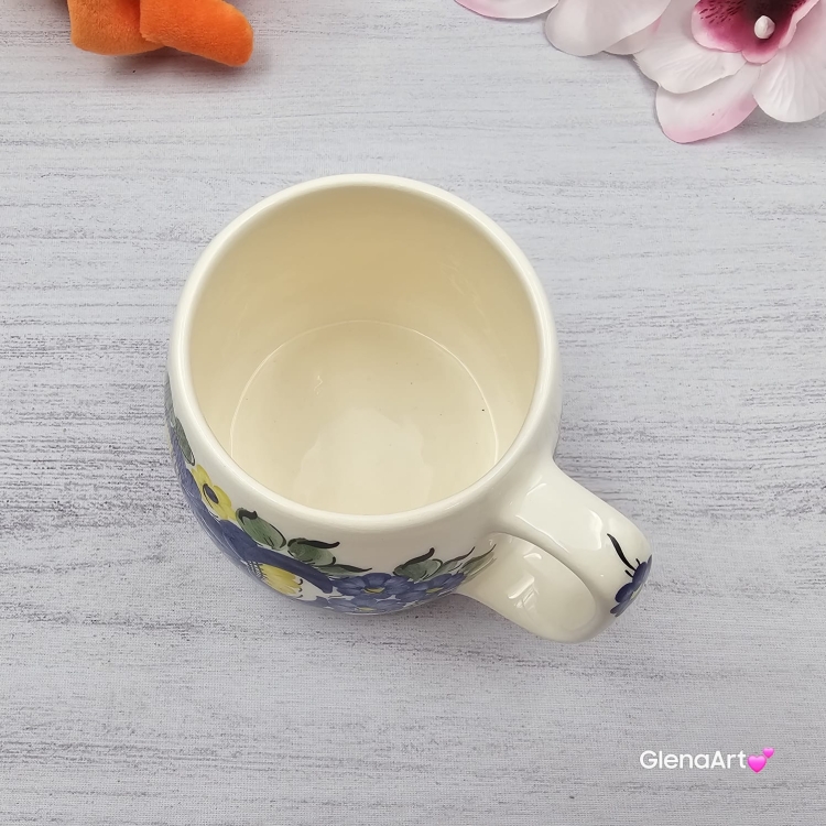 Kubek ceramiczny bratki Mariusz Fajans Włocławek 330 ml metoda stempelka kubek z motywem kwiatowym niebieskim kubek w bratki
