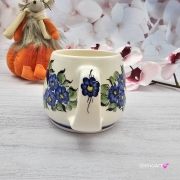 Kubek ceramiczny bratki Mariusz Fajans Włocławek 330 ml metoda stempelka kubek z motywem kwiatowym niebieskim kubek w bratki