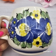Kubek ceramiczny bratki Mariusz Fajans Włocławek 330 ml metoda stempelka kubek z motywem kwiatowym niebieskim kubek w bratki