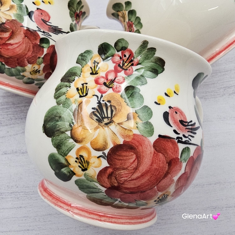 Kubek ceramiczny beczółka kwiatki i ptaszek Nikola Fajans Włocławek 250 ml metoda stempelka kubek z motywem kwiatowym czerwonym zielonym i żółtym kubek w kwiatki i ptaszek