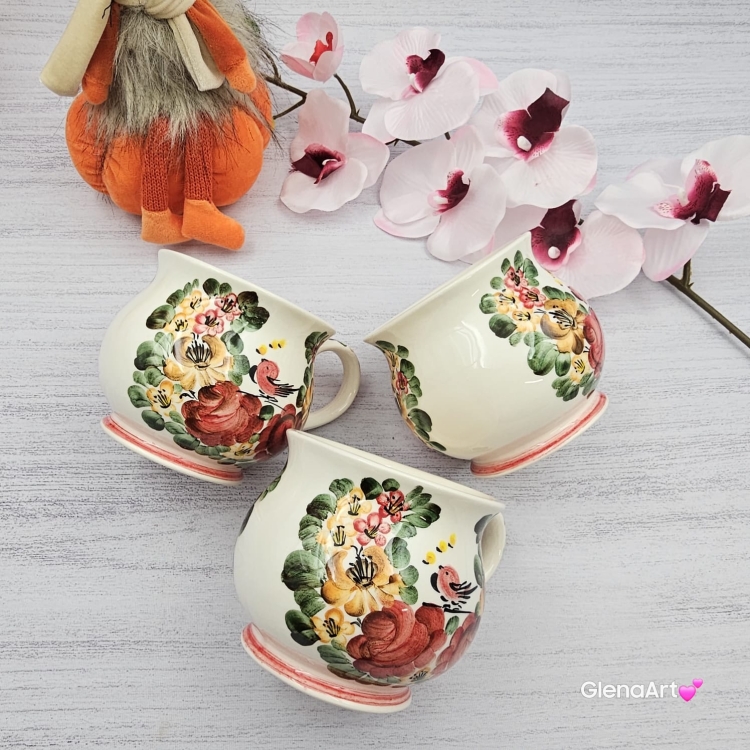 Kubek ceramiczny beczółka kwiatki i ptaszek Nikola Fajans Włocławek 250 ml metoda stempelka kubek z motywem kwiatowym czerwonym zielonym i żółtym kubek w kwiatki i ptaszek