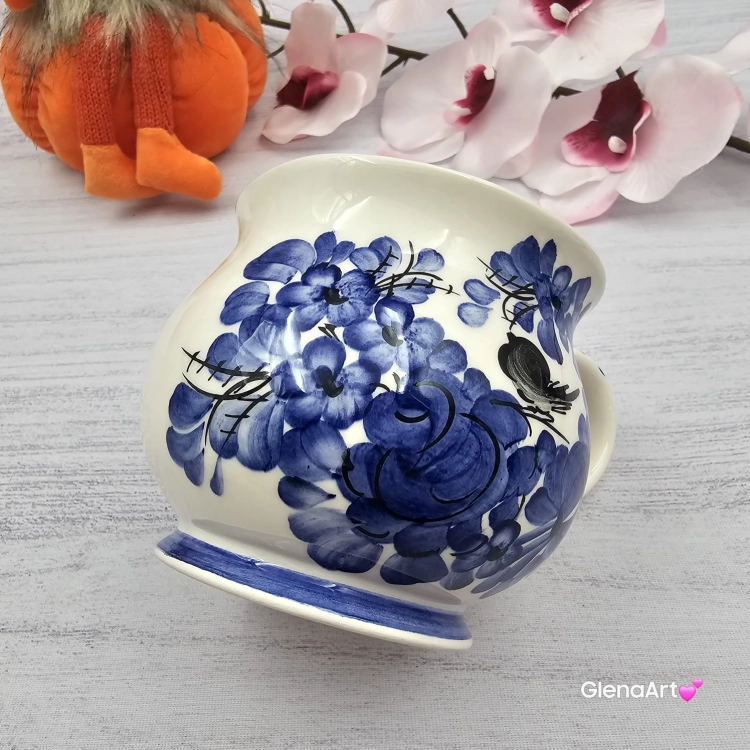 Kubek ceramiczny beczółka kobaltowy z ptaszkiem i kwiatki Nikola Fajans Włocławek 250 ml metoda stempelka kubek z motywem kwiatowym kobaltowym i ptaszkiem czarnym kubek w kwiatki i ptaszek
