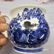 Kubek ceramiczny beczółka kobaltowy z ptaszkiem i kwiatki Nikola Fajans Włocławek 250 ml metoda stempelka kubek z motywem kwiatowym kobaltowym i ptaszkiem czarnym kubek w kwiatki i ptaszek