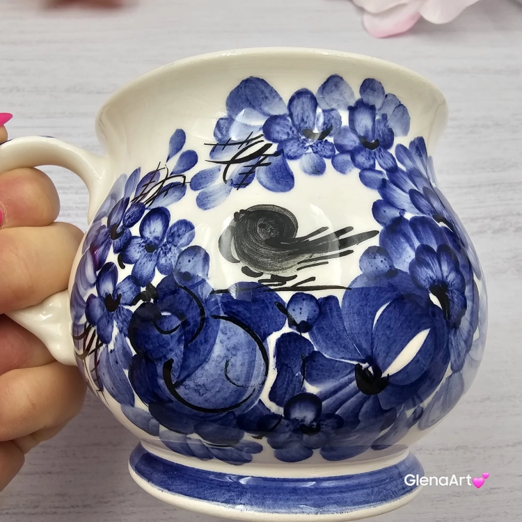 Kubek ceramiczny beczółka kobaltowy z ptaszkiem i kwiatki Nikola Fajans Włocławek 250 ml metoda stempelka kubek z motywem kwiatowym kobaltowym i ptaszkiem czarnym kubek w kwiatki i ptaszek