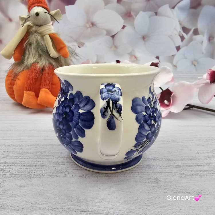 Kubek ceramiczny beczółka kobaltowy z ptaszkiem i kwiatki Nikola Fajans Włocławek 250 ml metoda stempelka kubek z motywem kwiatowym kobaltowym i ptaszkiem czarnym kubek w kwiatki i ptaszek