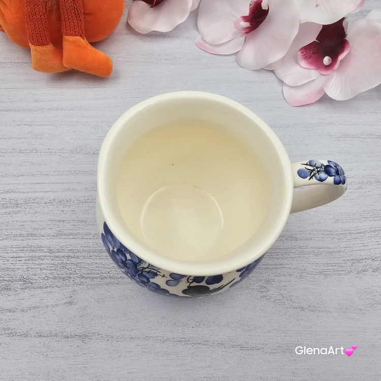 Kubek ceramiczny beczółka kobaltowy z ptaszkiem i kwiatki Nikola Fajans Włocławek 250 ml metoda stempelka kubek z motywem kwiatowym kobaltowym i ptaszkiem czarnym kubek w kwiatki i ptaszek