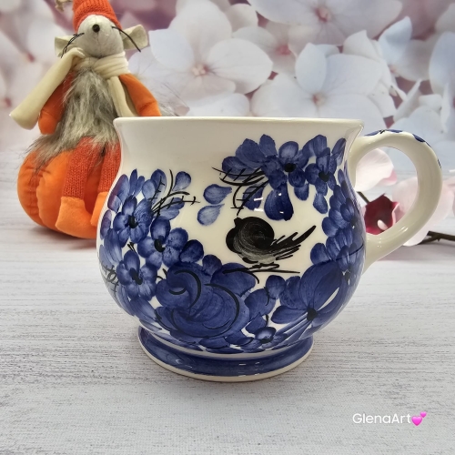Kubek ceramiczny beczółka kobaltowy z ptaszkiem i kwiatki Nikola Fajans Włocławek 250 ml metoda stempelka kubek z motywem kwiatowym kobaltowym i ptaszkiem czarnym kubek w kwiatki i ptaszek