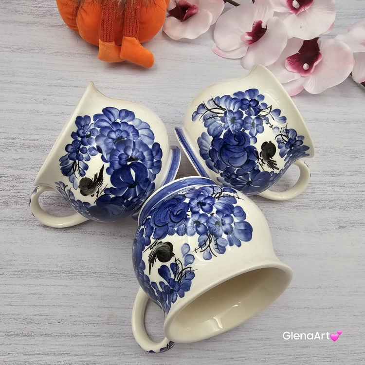 Kubek ceramiczny beczółka kobaltowy z ptaszkiem i kwiatki Nikola Fajans Włocławek 250 ml metoda stempelka kubek z motywem kwiatowym kobaltowym i ptaszkiem czarnym kubek w kwiatki i ptaszek