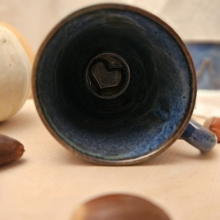 Elegancki kubek ceramiczny kolor MORSKI z Sercem w środku - 300ml Serce na dnie kubka