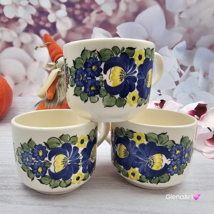 Kubek ceramiczny bratki Jumbo Junior Fajans Włocławek 350 ml metoda stempelka kubek z motywem kwiatowym niebieskim kubek w bratki kubek w kwiaty
