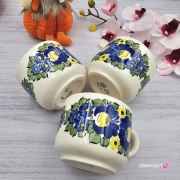 Kubek ceramiczny bratki Jumbo Junior Fajans Włocławek 350 ml metoda stempelka kubek z motywem kwiatowym niebieskim kubek w bratki kubek w kwiaty