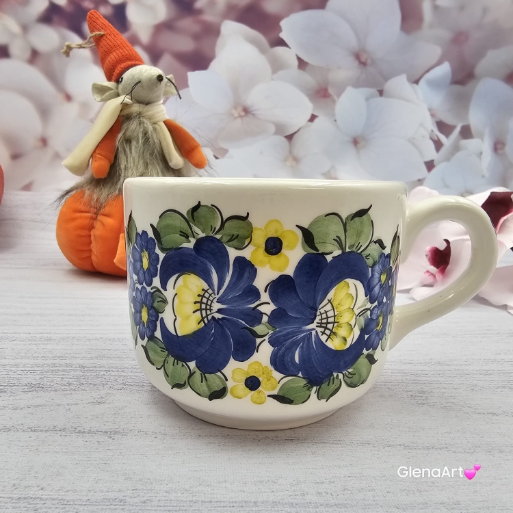Kubek ceramiczny bratki Jumbo Junior Fajans Włocławek 350 ml metoda stempelka kubek z motywem kwiatowym niebieskim kubek w bratki kubek w kwiaty