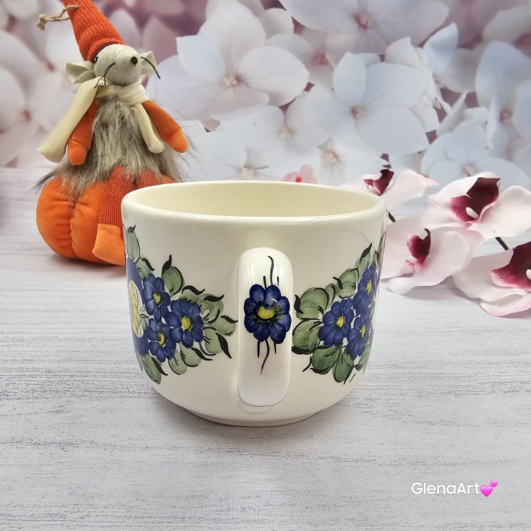 Kubek ceramiczny bratki Jumbo Junior Fajans Włocławek 350 ml metoda stempelka kubek z motywem kwiatowym niebieskim kubek w bratki kubek w kwiaty