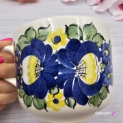 Kubek ceramiczny bratki Jumbo Junior Fajans Włocławek 350 ml metoda stempelka kubek z motywem kwiatowym niebieskim kubek w bratki kubek w kwiaty