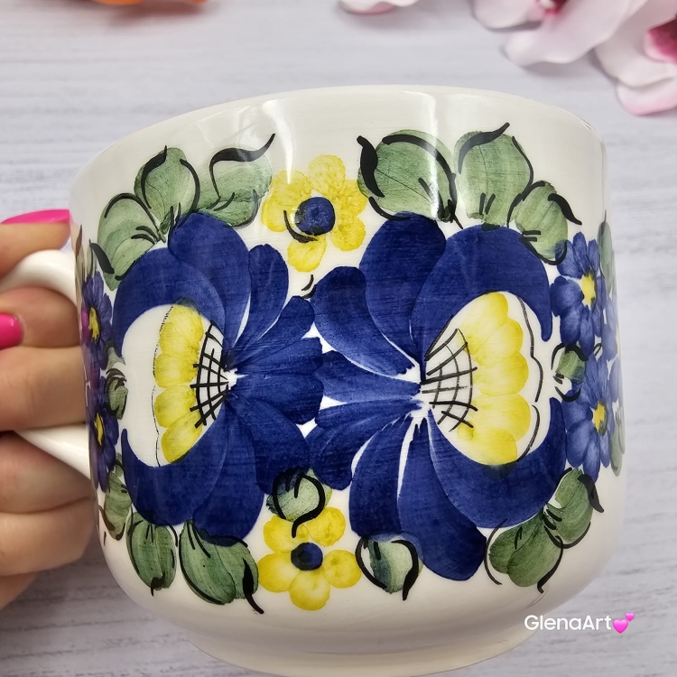 Kubek ceramiczny bratki Jumbo Junior Fajans Włocławek 350 ml metoda stempelka kubek z motywem kwiatowym niebieskim kubek w bratki kubek w kwiaty