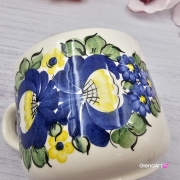 Kubek ceramiczny bratki Jumbo Junior Fajans Włocławek 350 ml metoda stempelka kubek z motywem kwiatowym niebieskim kubek w bratki kubek w kwiaty