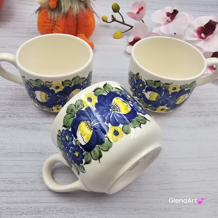 Kubek ceramiczny bratki Jumbo Junior Fajans Włocławek 350 ml metoda stempelka kubek z motywem kwiatowym niebieskim kubek w bratki kubek w kwiaty