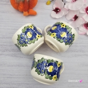 Kubek ceramiczny bratki Jumbo Junior Fajans Włocławek 350 ml metoda stempelka kubek z motywem kwiatowym niebieskim kubek w bratki kubek w kwiaty
