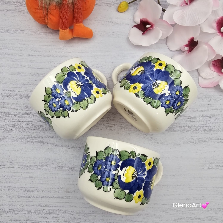 Kubek ceramiczny bratki Jumbo Junior Fajans Włocławek 350 ml metoda stempelka kubek z motywem kwiatowym niebieskim kubek w bratki kubek w kwiaty