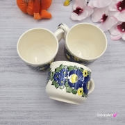 Kubek ceramiczny bratki Jumbo Junior Fajans Włocławek 350 ml metoda stempelka kubek z motywem kwiatowym niebieskim kubek w bratki kubek w kwiaty