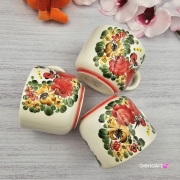 Kubek ceramiczny kolorowy z czerwonym ptaszkiem Jumbo Junior Fajans Włocławek 350 ml metoda stempelka kubek z motywem kwiatowym kolorowy kubek z ptaszkiem kubek w kwiaty z ptaszkiem