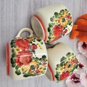 Kubek ceramiczny kolorowy z czerwonym ptaszkiem Jumbo Junior Fajans Włocławek 350 ml metoda stempelka kubek z motywem kwiatowym kolorowy kubek z ptaszkiem kubek w kwiaty z ptaszkiem