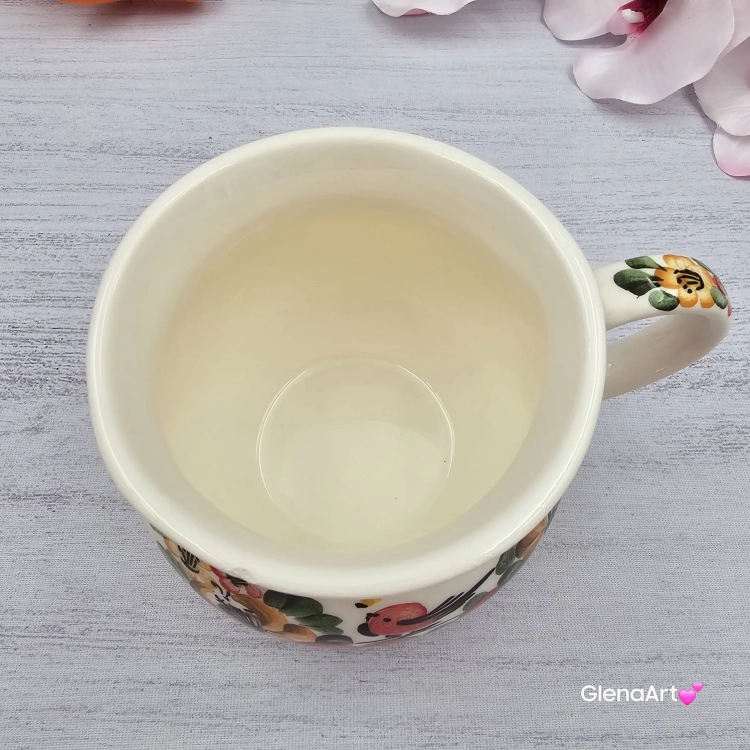 Kubek ceramiczny nieidealny beczułka kwiatki i ptaszek Nikola Fajans Włocławek 250 ml metoda stempelka kubek z motywem kwiatowym czerwonym zielonym i żółtym kubek w kwiatki i ptaszek