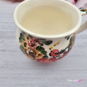 Kubek ceramiczny nieidealny beczułka kwiatki i ptaszek Nikola Fajans Włocławek 250 ml metoda stempelka kubek z motywem kwiatowym czerwonym zielonym i żółtym kubek w kwiatki i ptaszek
