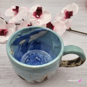 Piękny kubek morski WIELORYB kubek błękitno-biały ceramiczny z WIELORYBEM w środku nakrapiany morskie kolory ręcznie toczony i malowany rękodzieło wieloryb w kubku morska głębia