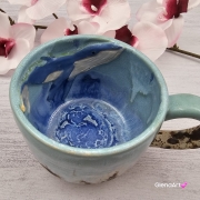 Piękny kubek morski WIELORYB kubek błękitno-biały ceramiczny z WIELORYBEM w środku nakrapiany morskie kolory ręcznie toczony i malowany rękodzieło wieloryb w kubku morska głębia