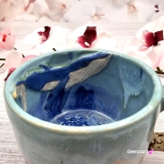 Piękny kubek morski WIELORYB kubek błękitno-biały ceramiczny z WIELORYBEM w środku nakrapiany morskie kolory ręcznie toczony i malowany rękodzieło wieloryb w kubku morska głębia